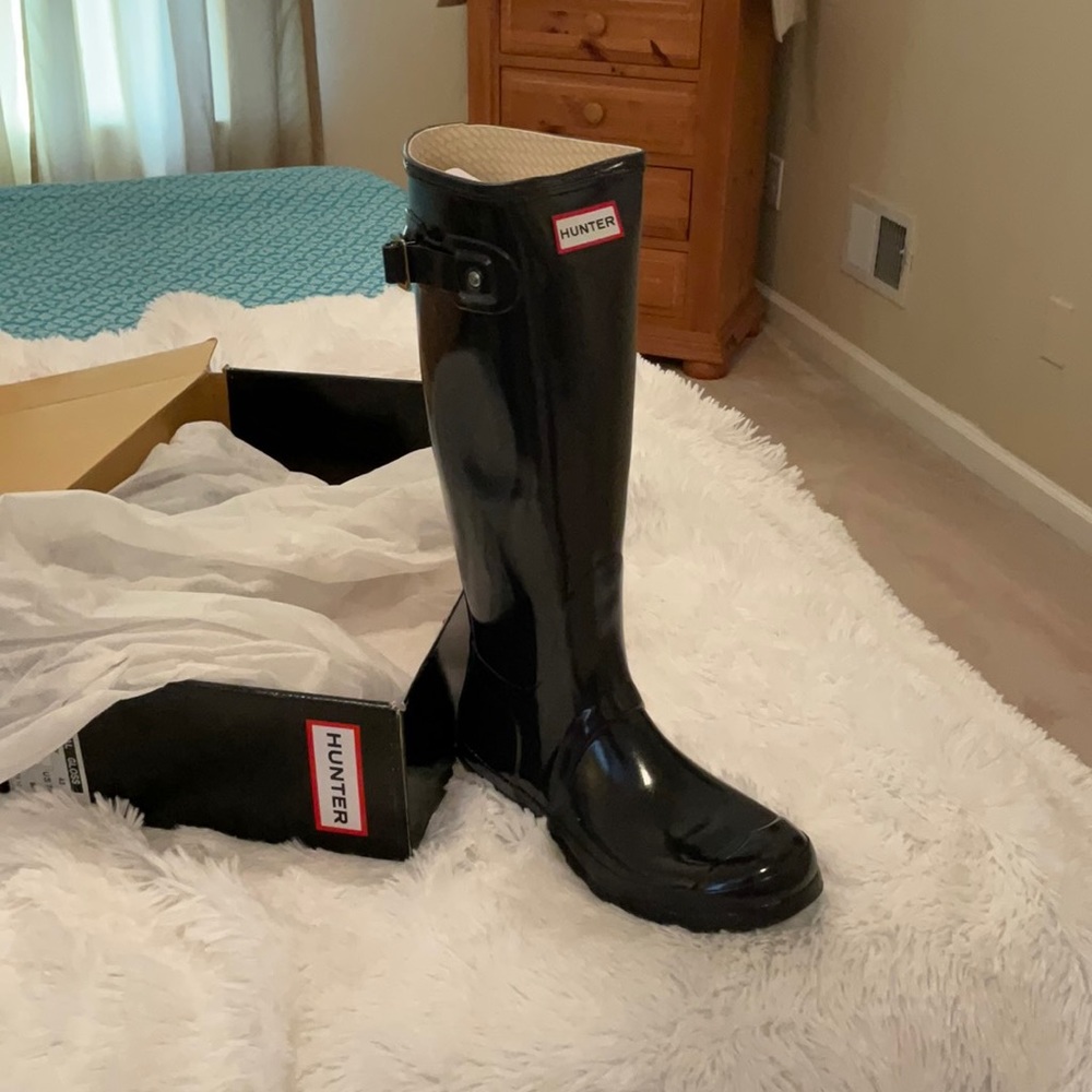 Beautiful glossy, navy hunter rain boots.